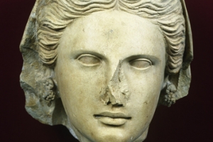  Ασβεστολιθικό κεφάλι γυναικός από το Άρσος. Ελληνιστικής περιόδου (αρχές 3ου αι. π. Χ.)